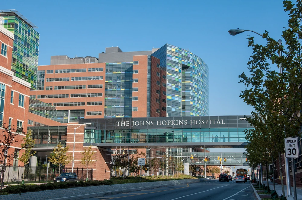 Johns Hopkins Medicine apuesta por IA de Abridge para documentación clínica  